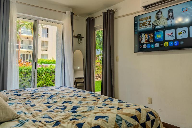 Acapulco Getaway Pool & Jacuzzi 2 BR - image 10