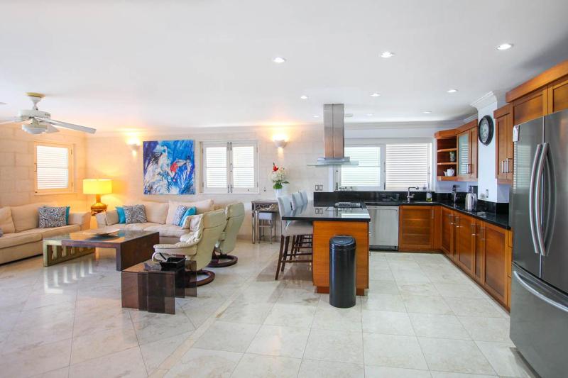 Stunning Beachfront Condo on Paynes Bay - image 12