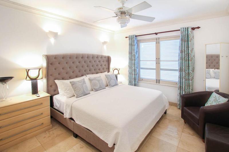 Stunning Beachfront Condo on Paynes Bay - image 11