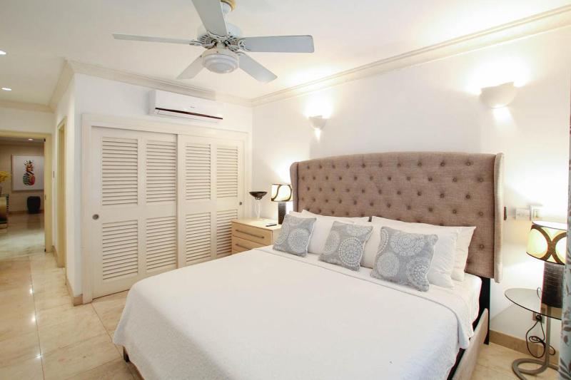 Stunning Beachfront Condo on Paynes Bay - image 3