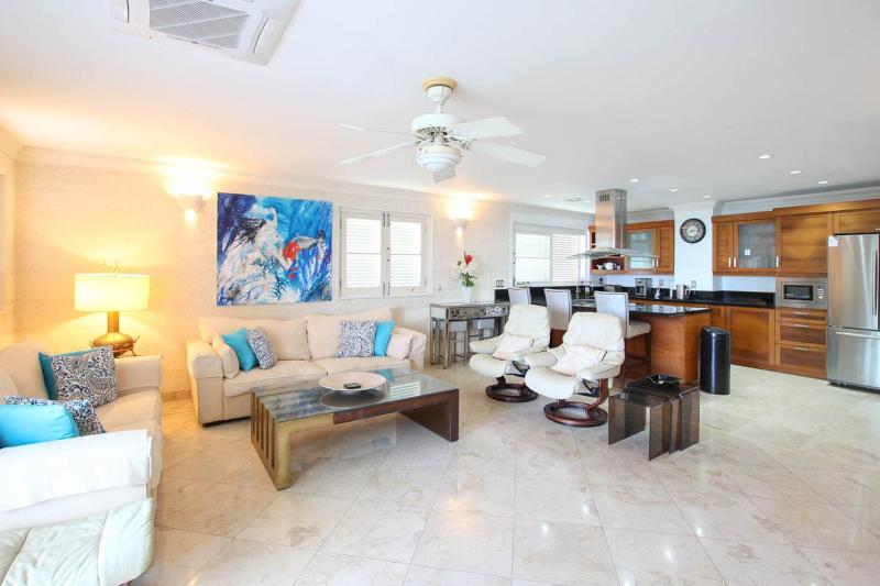 Stunning 2-bed Beachfront Condo on Paynes Bay - image 9
