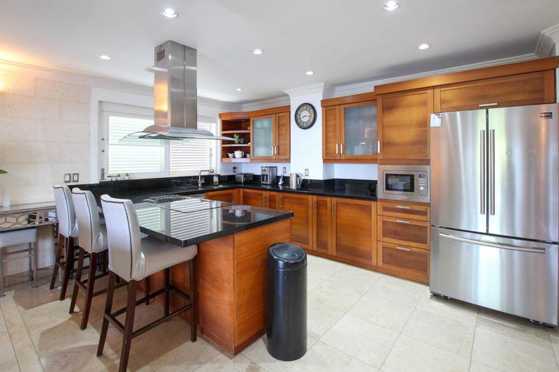 Stunning 2-bed Beachfront Condo on Paynes Bay - image 4