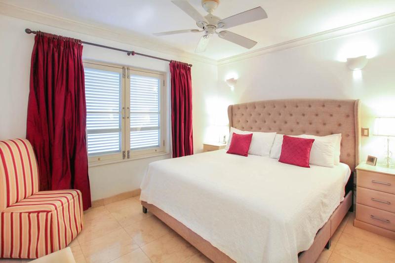 Stunning 2-bed Beachfront Condo on Paynes Bay - image 6
