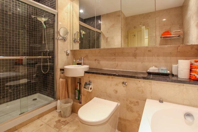 Stunning 2-bed Beachfront Condo on Paynes Bay - image 3