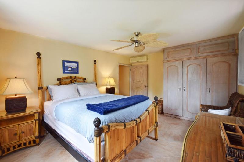 3 Min Walk to Beach - Blessed Manor 6 Bed House - image 15