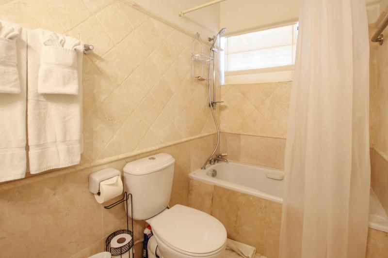 Villa with Private Pool and Sandy Lane Beach Club Access - Coral Gables - image 10