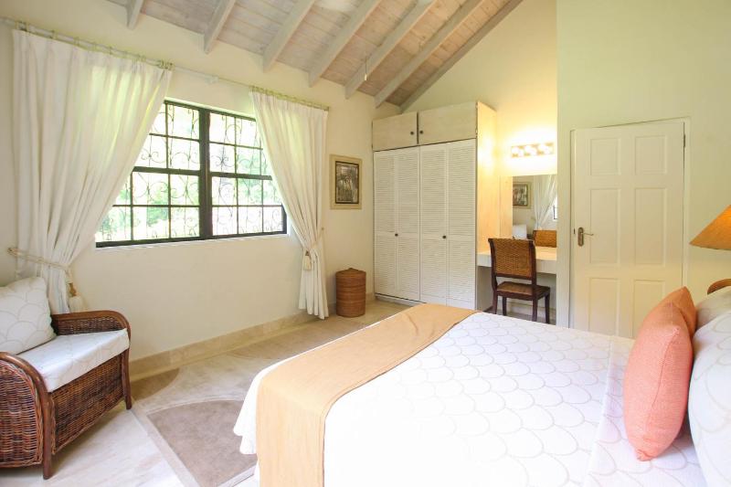 Villa with Private Pool and Sandy Lane Beach Club Access - Coral Gables - image 15