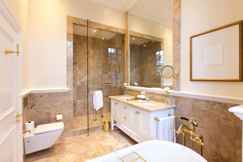 Superior King Room image 1