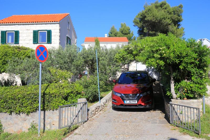 Apartments with parking space Splitska Brac - 17023 - image 16