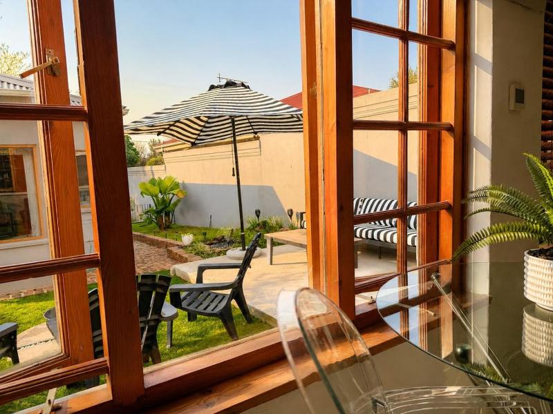 Stylish Parkhurst Cottage Walk to 4th Ave - image 13