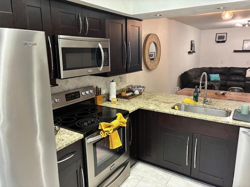 South Tampa Townhome- Close to Everything - image 27