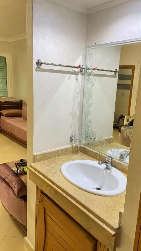Cozy & Modern Stay Spacious & Fully Equipped - image 14