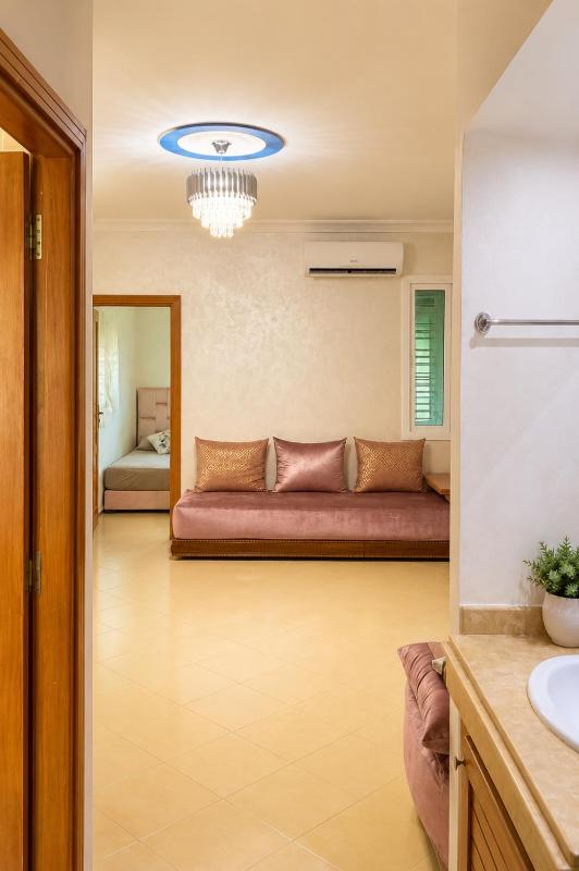 Cozy & Modern Stay Spacious & Fully Equipped - image 13