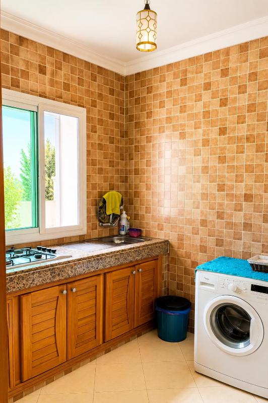 Cozy & Modern Stay Spacious & Fully Equipped - image 4