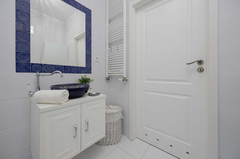 Spacious Apartment Near the Airport Parking & Remote Working by Noclegi Renters - image 2