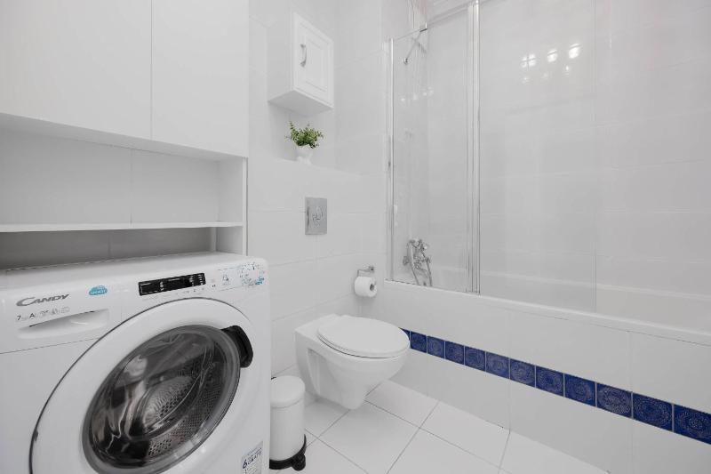 Spacious Apartment Near the Airport Parking & Remote Working by Noclegi Renters - image 4