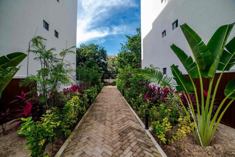 3BR Oasis: Poolside Gym Near Beach & Xcaret - image 10