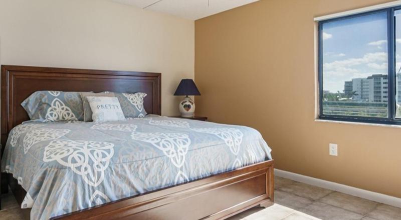 Two Bedroom Beachfront Escape with Gulf Views - image 4