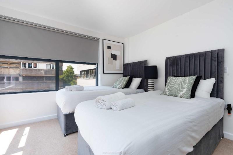 Spacious one-bedroom apartment in the City Centre - image 1