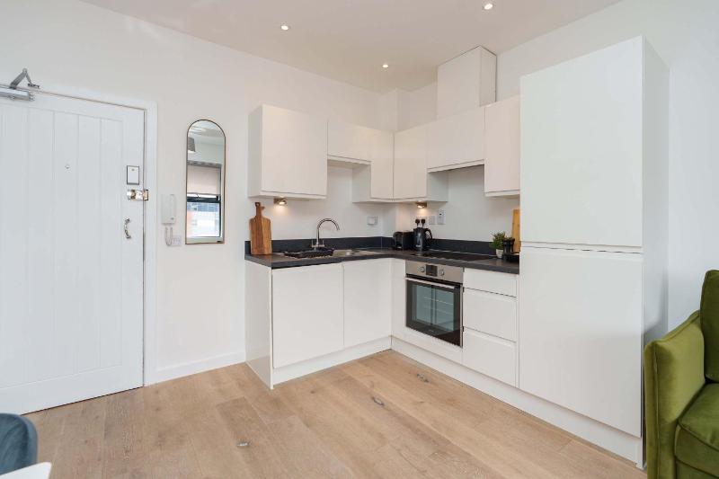 Desirable one bedroom apartment - image 3