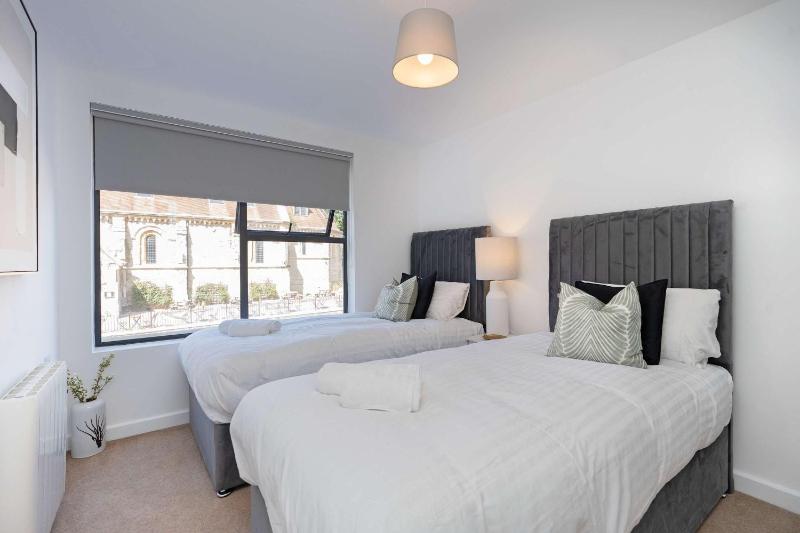 Desirable one bedroom apartment with twin beds - image 6