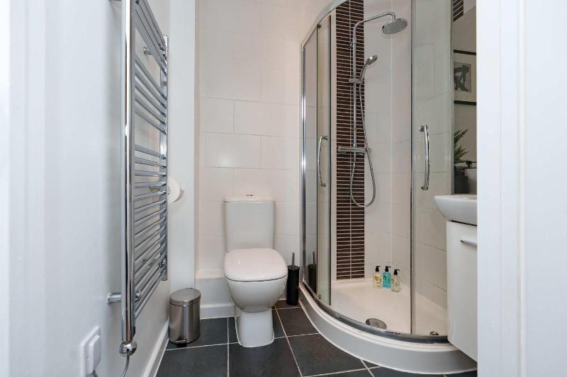 Desirable one bedroom apartment - image 10