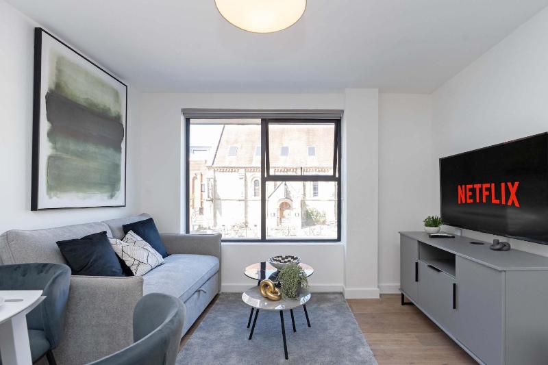Desirable one bedroom apartment with twin beds - image 5