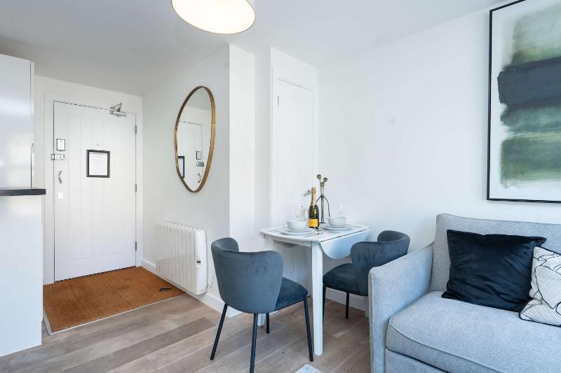 Desirable one bedroom apartment with twin beds - image 10