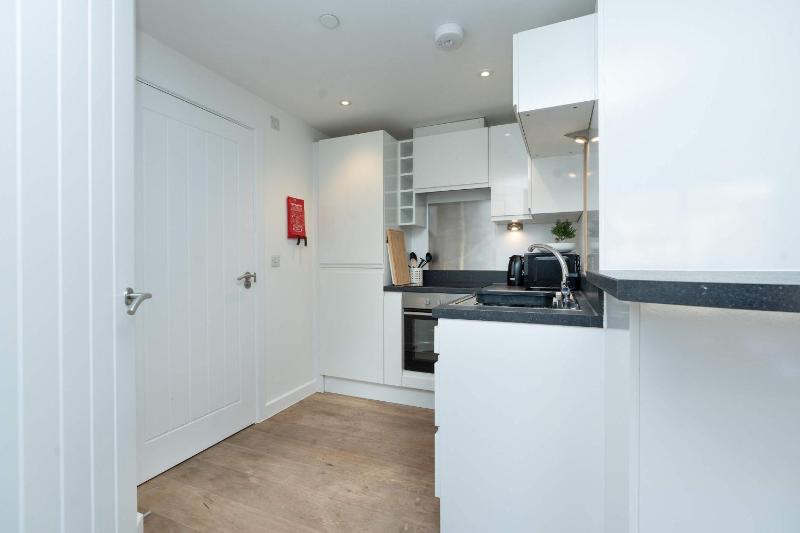 Desirable one bedroom apartment with twin beds - image 4