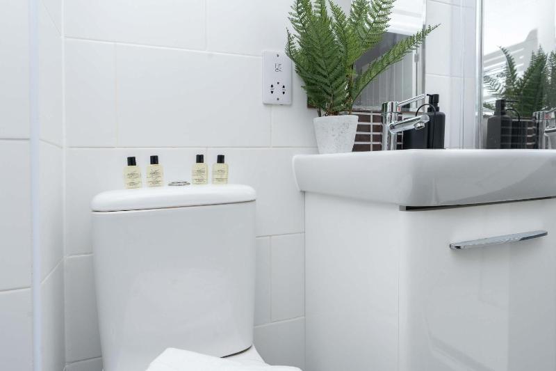 Desirable one bedroom apartment with twin beds - image 7
