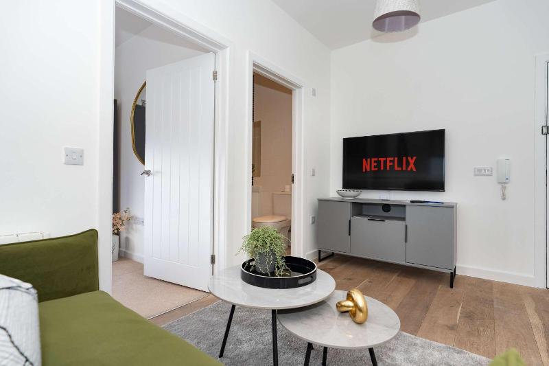 Modern one-bedroom residence in Southampton Centre - image 6