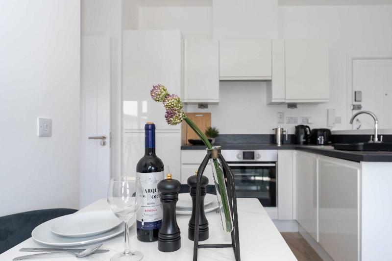 Charming Southampton Apartment Modern Comfort Near City Center - image 1