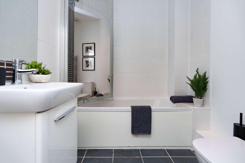 Delightful two bedroom apartment - image 13