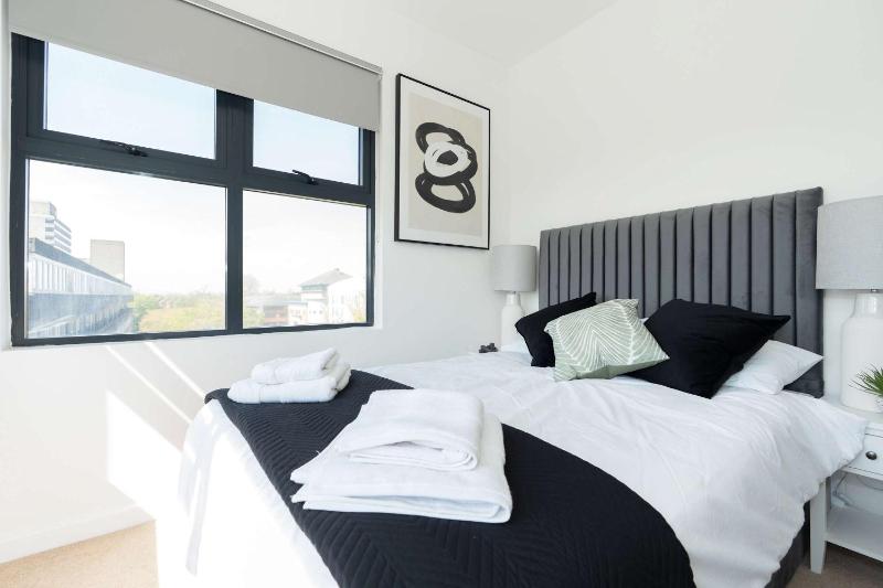 Charming Southampton Apartment Modern Comfort Near City Center - image 4