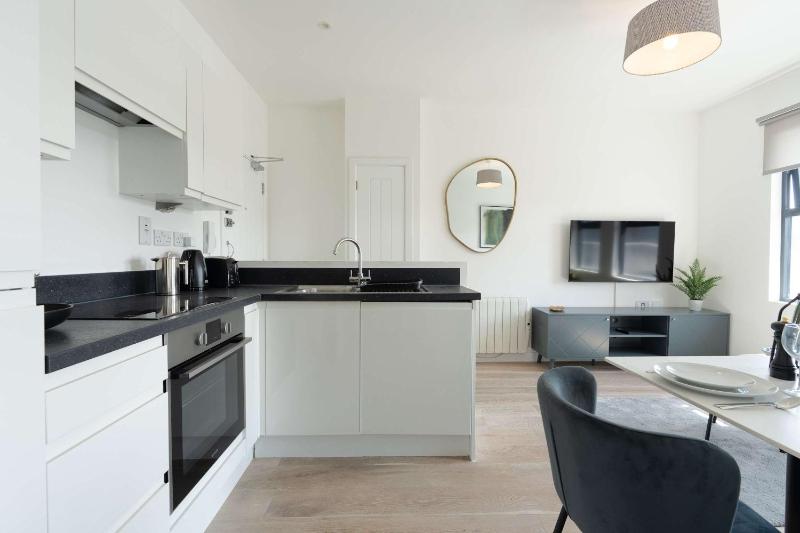 Charming Southampton Apartment Modern Comfort Near City Center - image 5