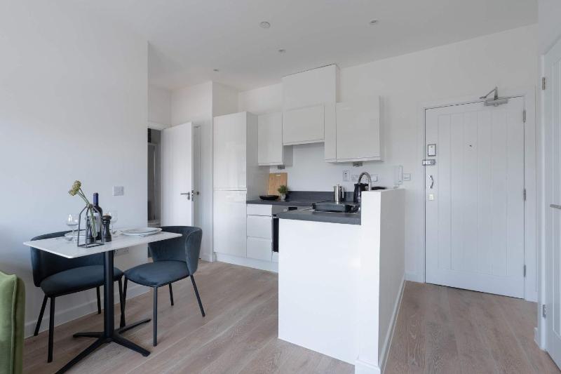 Charming Southampton Apartment Modern Comfort Near City Center - image 6