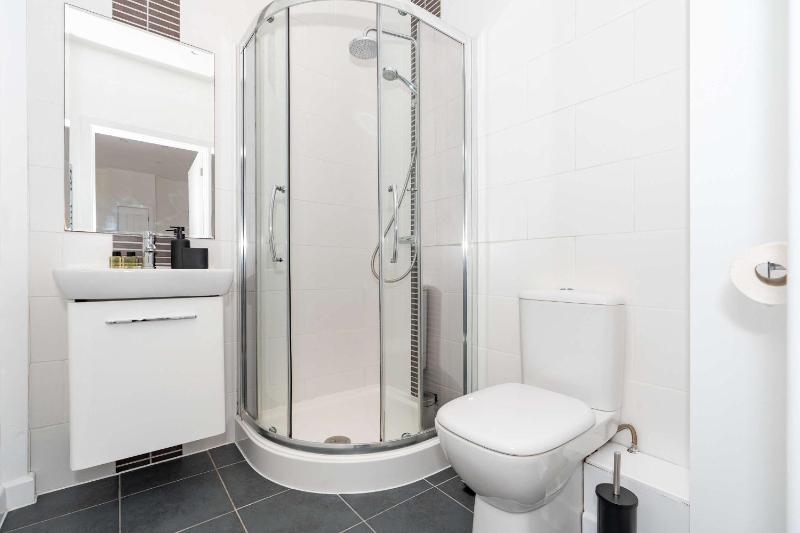 Charming Southampton Apartment Modern Comfort Near City Center - image 2