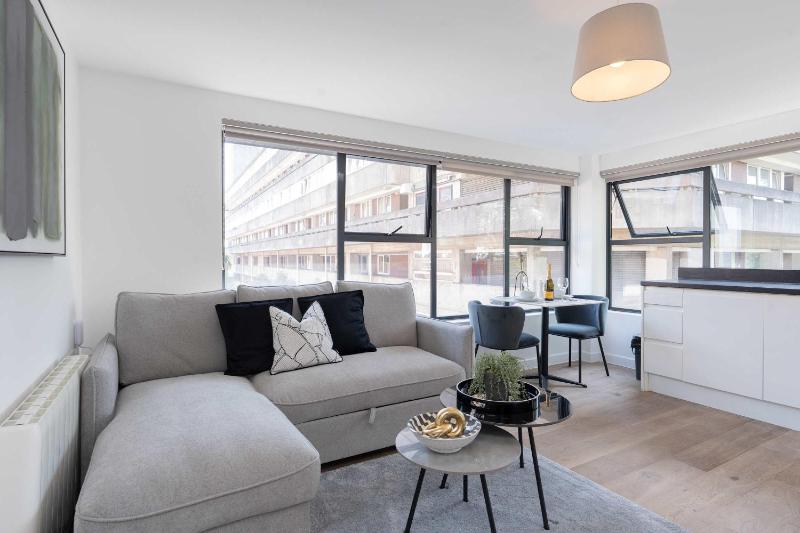 Stylish One Bed Apartment with Twin Beds - image 1