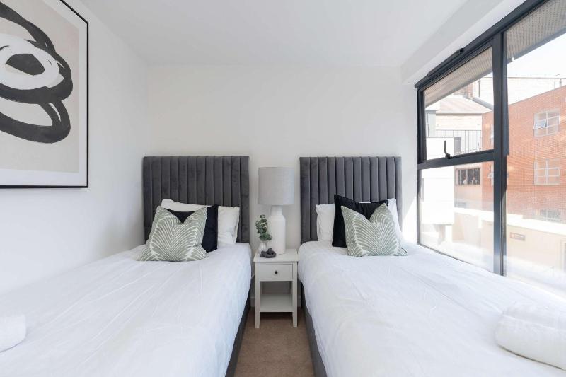 Stylish One Bed Apartment with Twin Beds - image 10