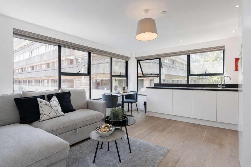 Stylish One Bed Apartment with Twin Beds - image 8