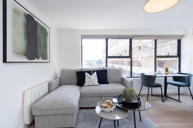 Stylish One Bed Apartment with Twin Beds - image 2