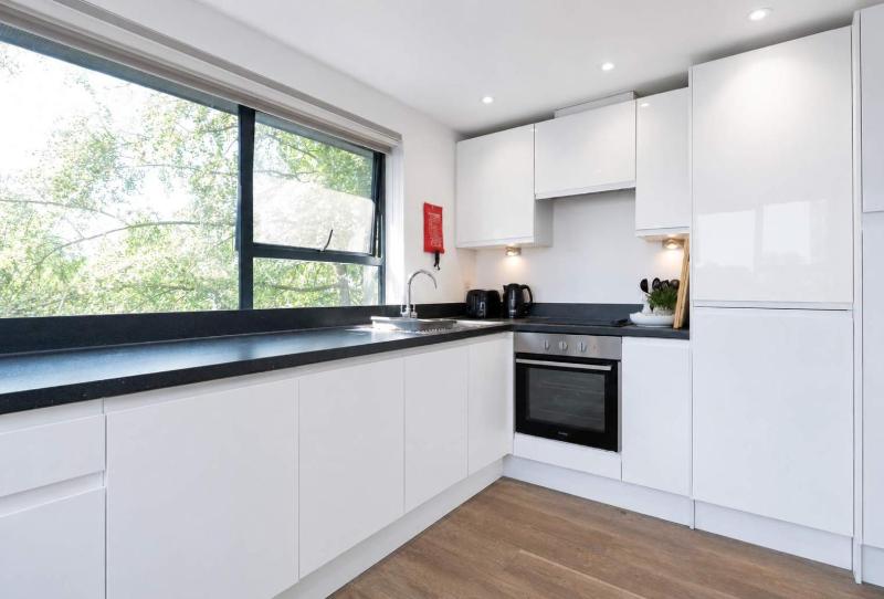 Stylish One Bed Apartment with Twin Beds - image 3
