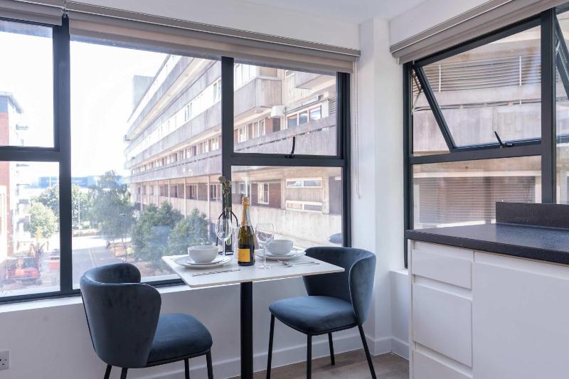 Stylish One Bed Apartment with Twin Beds - image 7