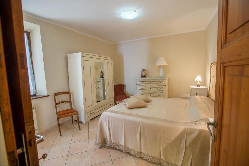 One-Bedroom Apartment image 4