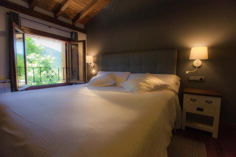 King Room with Spa Bath image 3