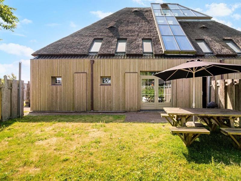 Spacious apartment with garden - image 8