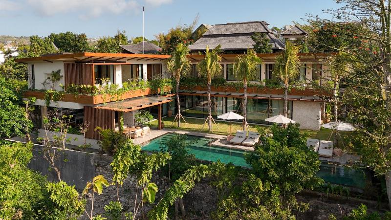 The Manuka House Private 4BR Villa in Bingin with Sauna & Cold plunge in Walkable Neighborhood - image 1