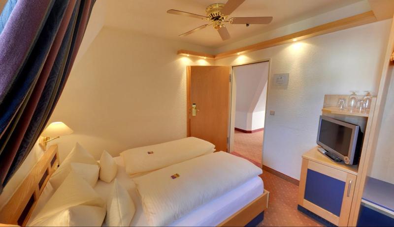 Double Room image 3