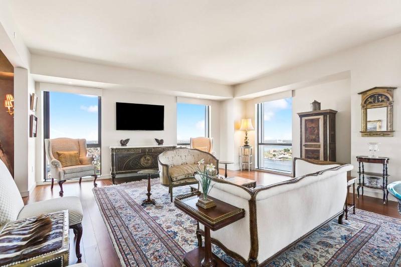 Waterfront Apartment Modern - image 1