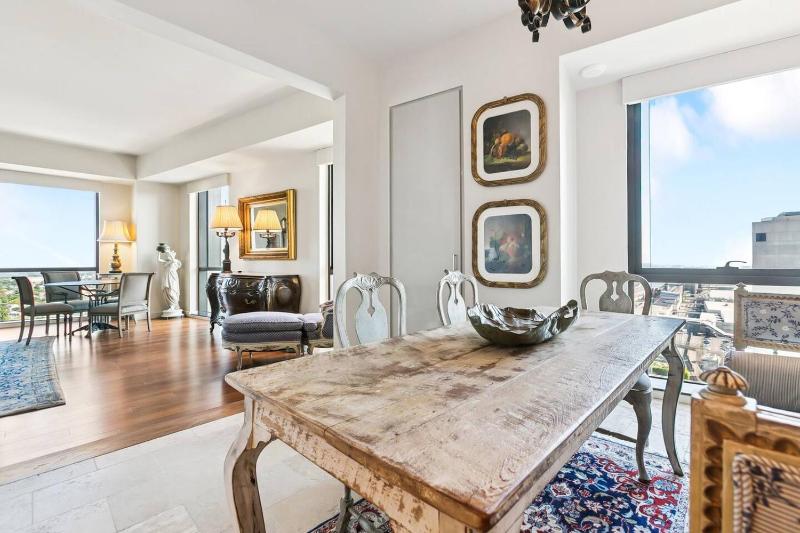 Waterfront Apartment Modern - image 8